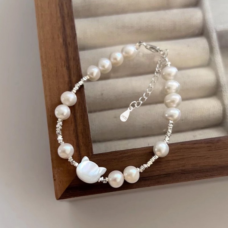 White Mother of Pearl Cat-shaped Freshwater Pearl Bracelet