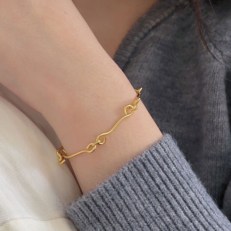 Gold Clasp Bracelet - Minimalist and Stylish