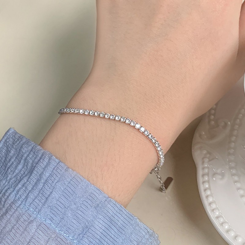 Exquisite Bracelet with Shimmering Diamond