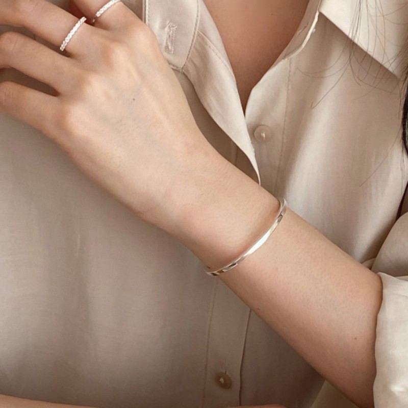 Simple and Elegant Cuff 18K 