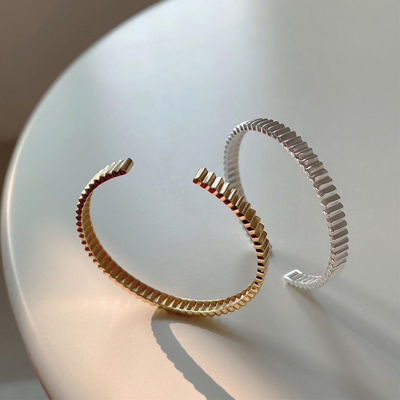 Unique Cuff with Irregular Concave-Convex Surface