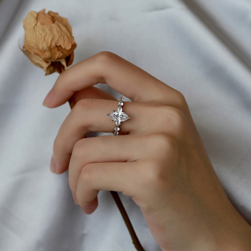 Rhombus-shaped Engagement Ring with High-carbon Diamond 