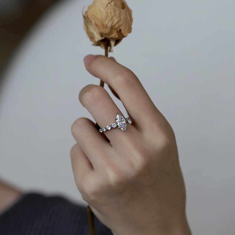 Rhombus-shaped Engagement Ring with High-carbon Diamond 