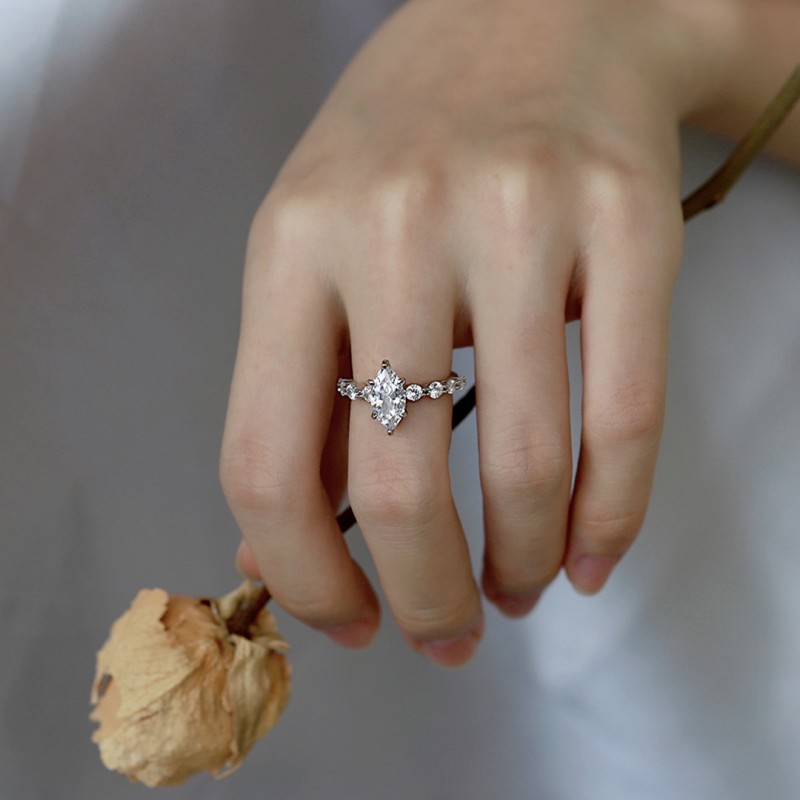 Rhombus-shaped Engagement Ring with High-carbon Diamond 