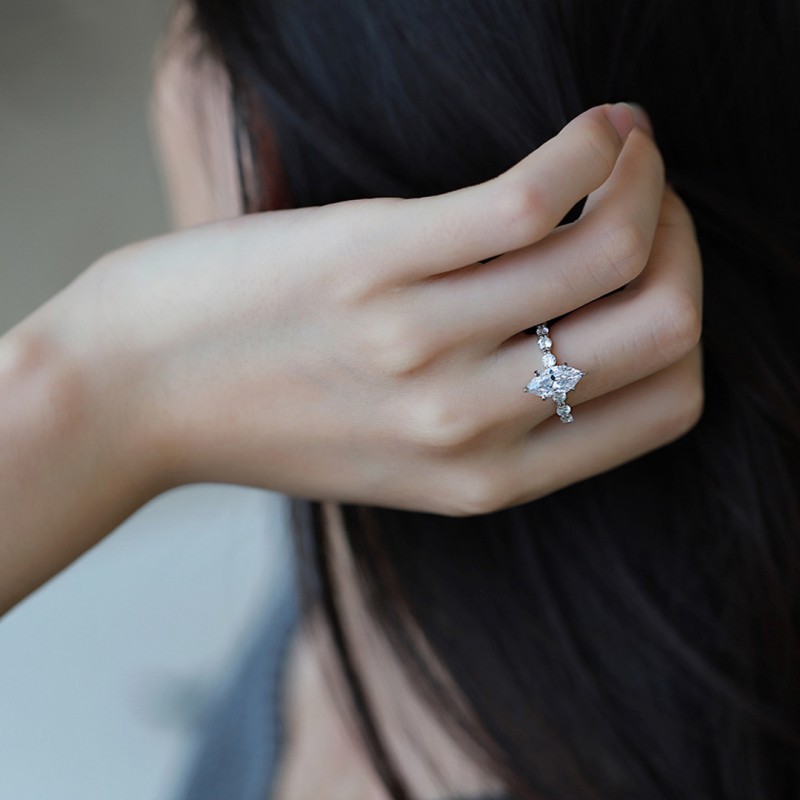 Rhombus-shaped Engagement Ring with High-carbon Diamond 