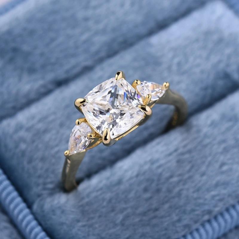 Pillow-cut Three-stone Engagement Ring Luxurious and Elegant High-carbon Diamond