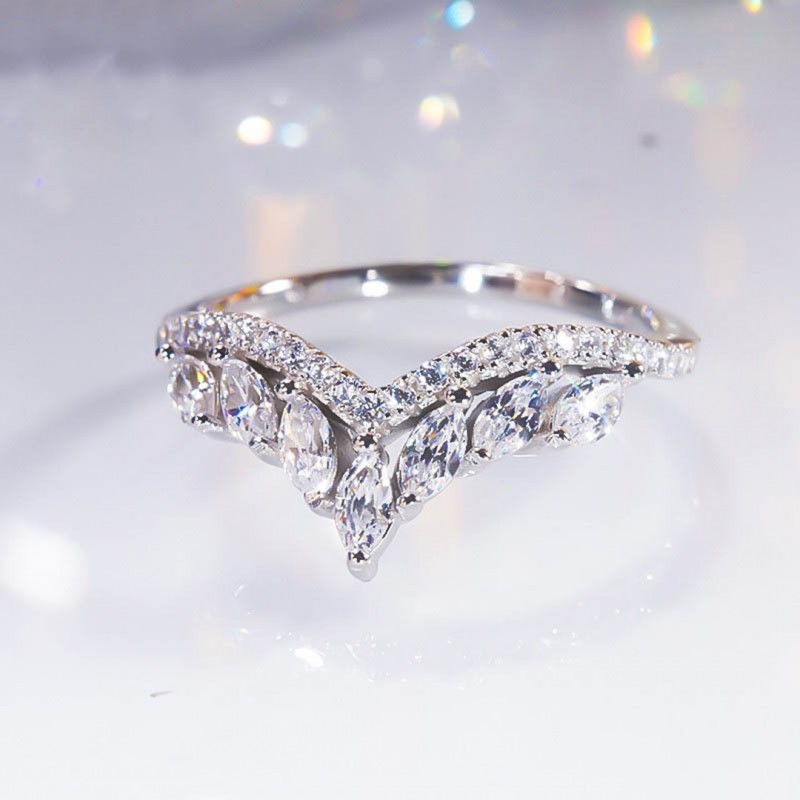 Fashionable and Exquisite High-carbon Diamond Engagement Ring V-shaped Crown