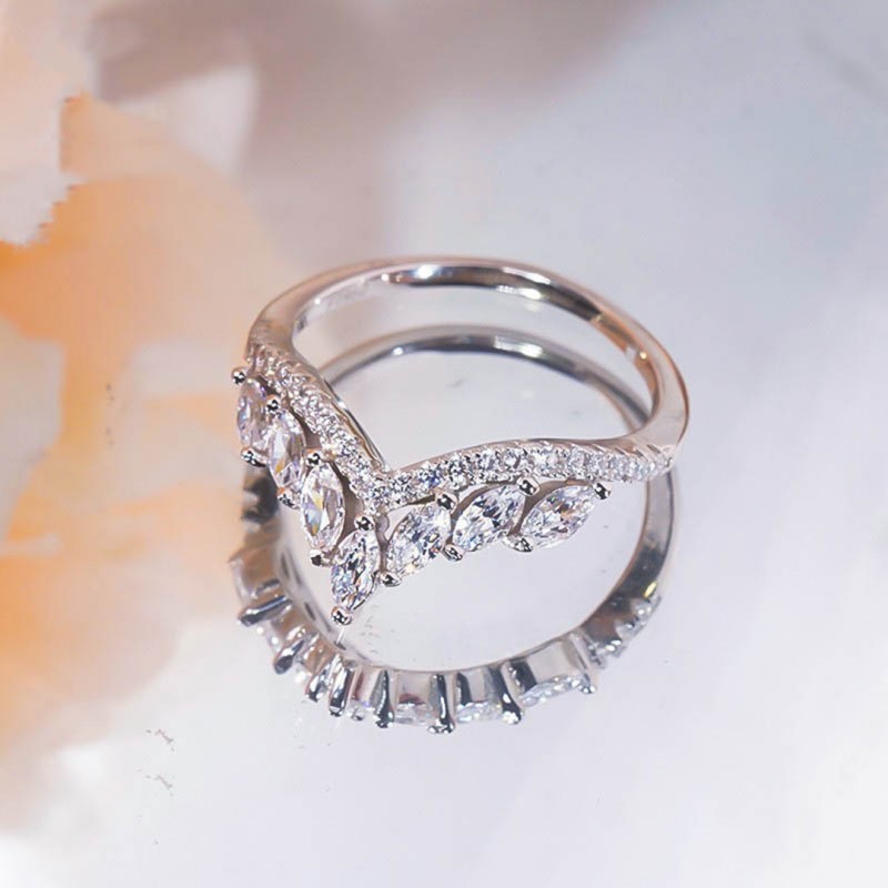 Fashionable and Exquisite High-carbon Diamond Engagement Ring V-shaped Crown