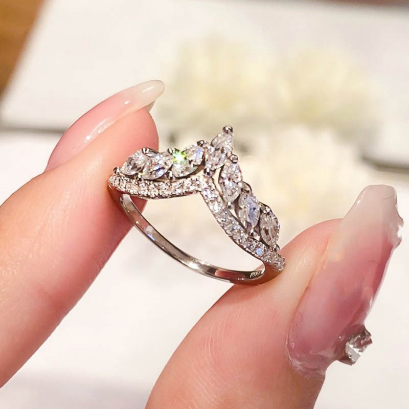 Fashionable and Exquisite High-carbon Diamond Engagement Ring V-shaped Crown