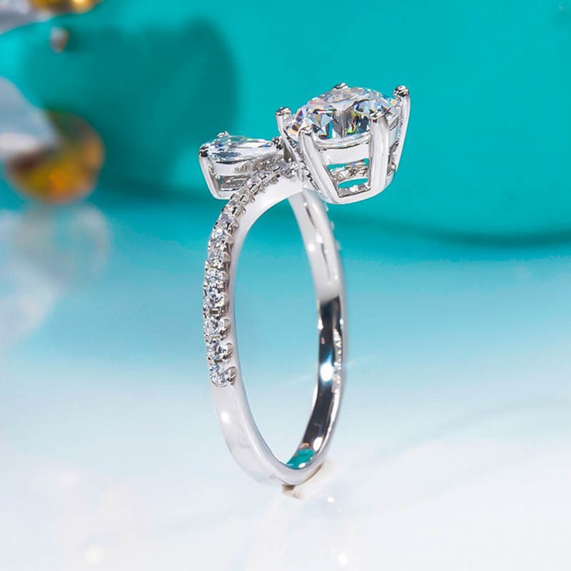 Light Luxury Six-prong Teardrop Engagement Ring 