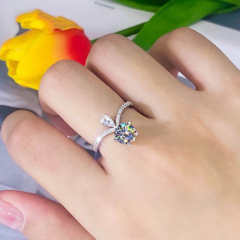 Light Luxury Six-prong Teardrop Engagement Ring 