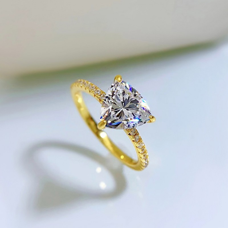 One-carat Triangular High-carbon Diamond Engagement Ring