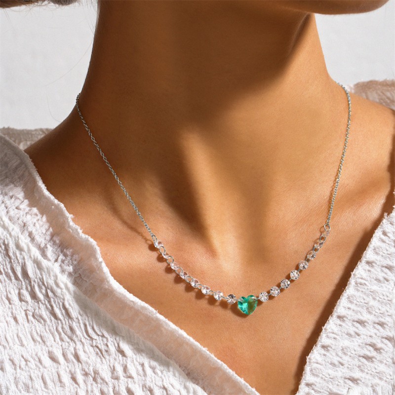 Exquisite Luxury Diamond Necklace with Fashionable Heart Pendant