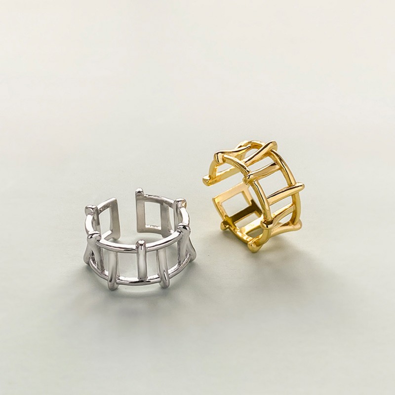 Hollow Geometric Ring with Simple Open Design