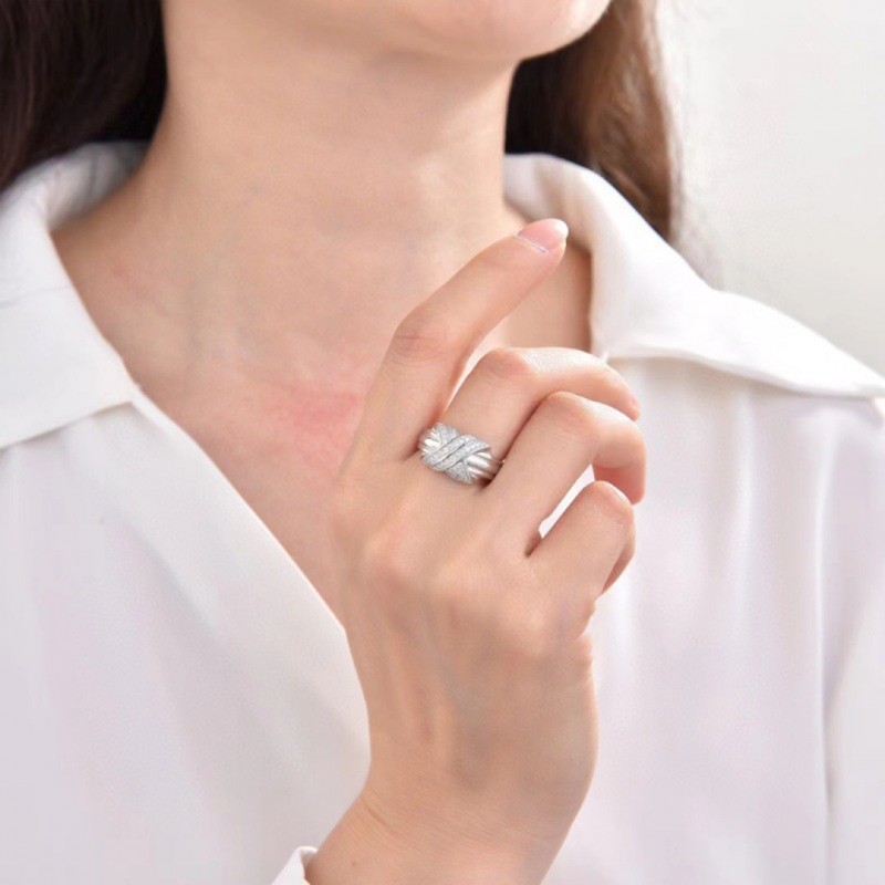 Crossed Ring with Fashionable and Minimalist Design