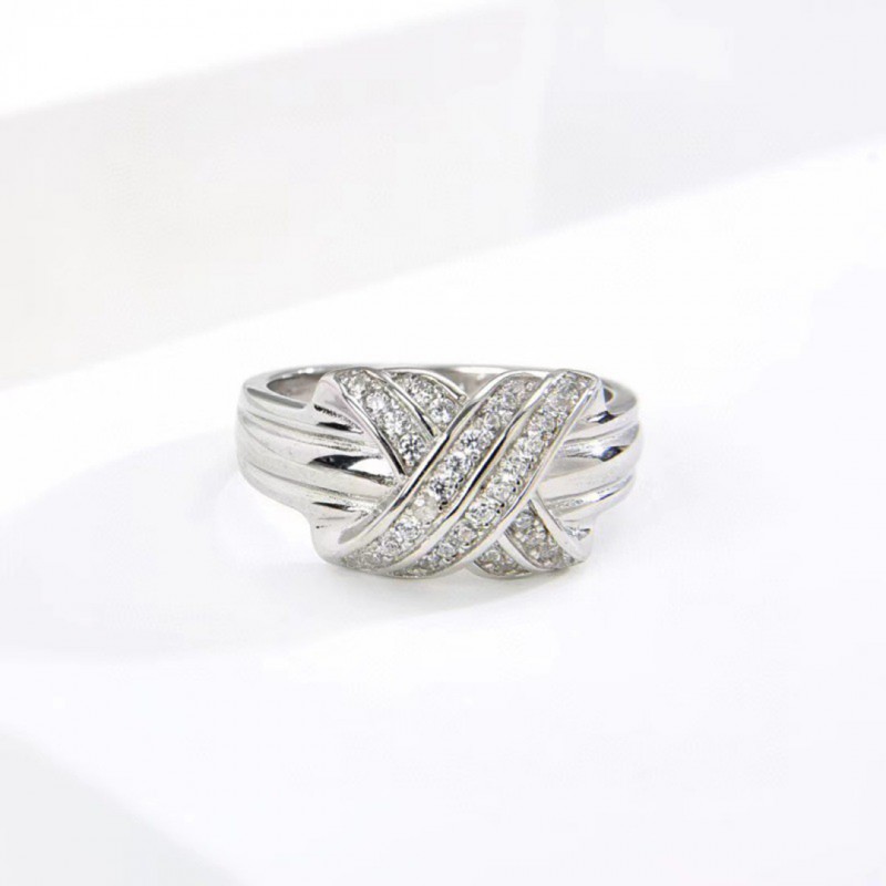 Crossed Ring with Fashionable and Minimalist Design