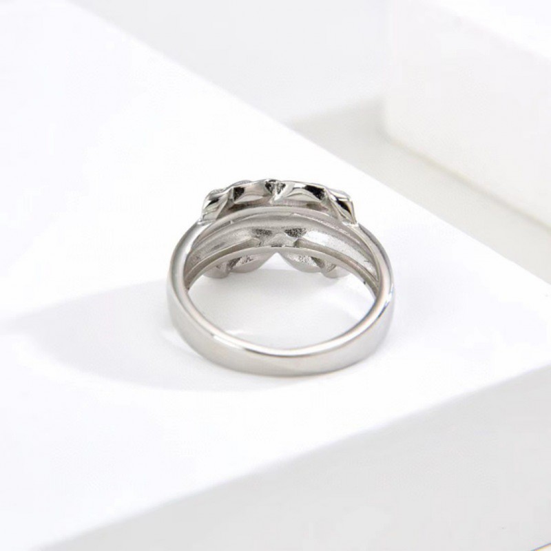 Crossed Ring with Fashionable and Minimalist Design